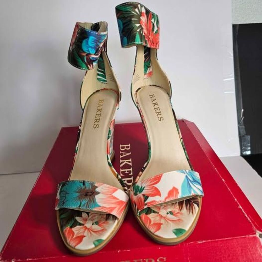 Bakers Fritzi Floral Wedge Sandals Size 7.5 Like New w Original Box